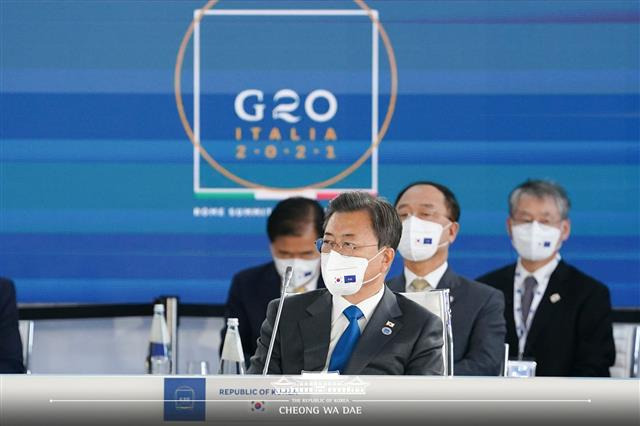 G20 정상회의 참석한 문재인 대통령 - 문재인 대통령이 30일(현지시간) 이탈리아 로마 누볼라 컨벤션 센터에서 열린 주요 20개국(G20) 정상회의에 참석하고 있다. 2021.10.31 청와대 페이스북