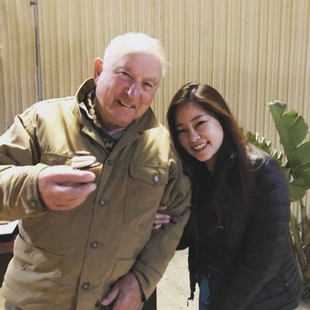 파타고니아 창업자인 이본 쉬나드와 함께 환하게 웃고 있는 정은님(오른쪽). /사진=정은님 제공