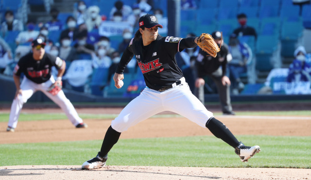 31일 오후 대구 삼성라이온즈파크에서 열린 프로야구 2021 신한은행 쏠(SOL) KBO 정규시즌 1위 결정전 kt wiz와 삼성 라이온즈의 경기. 1회 말 kt 선발투수 쿠에바스가 역투하고 있다. /연합뉴스