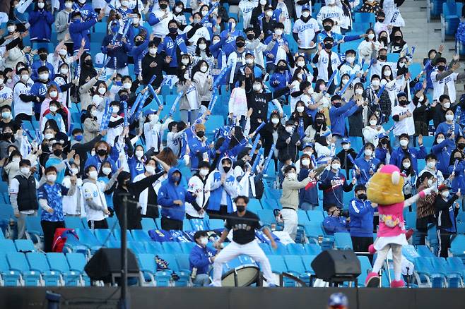 관중들이 응원하고 있는 대구 삼성 라이온즈파크. 삼성라이온즈 제공