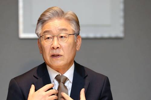 연합뉴스와 인터뷰하는 더불어민주당 이재명 대선후보     (서울=연합뉴스) 하사헌 기자 = 더불어민주당 이재명 대선후보가 29일 경기도 성남시 한 사무실에서 연합뉴스와 인터뷰하고 있다. 2021.10.31