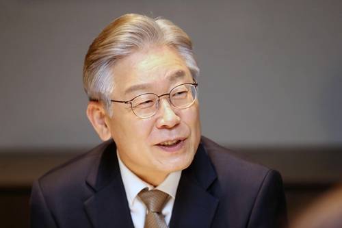 연합뉴스와 인터뷰하는 더불어민주당 이재명 대선후보     (서울=연합뉴스) 하사헌 기자 = 더불어민주당 이재명 대선후보가 29일 경기도 성남시 한 사무실에서 연합뉴스와 인터뷰하고 있다. 2021.10.31
    toadboy@yna.co.kr