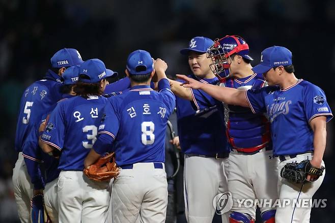 삼성, NC에 11-5 승리 30일 창원NC파크에서 열린 '2021 KBO 프로야구' NC 다이노스와 삼성 라이온즈의 경기 종료 후 NC에 11대 5로 승리한 삼성 선수단이 기뻐하고 있다. 2021.10.30 image@yna.co.kr [연합뉴스 자료사진]