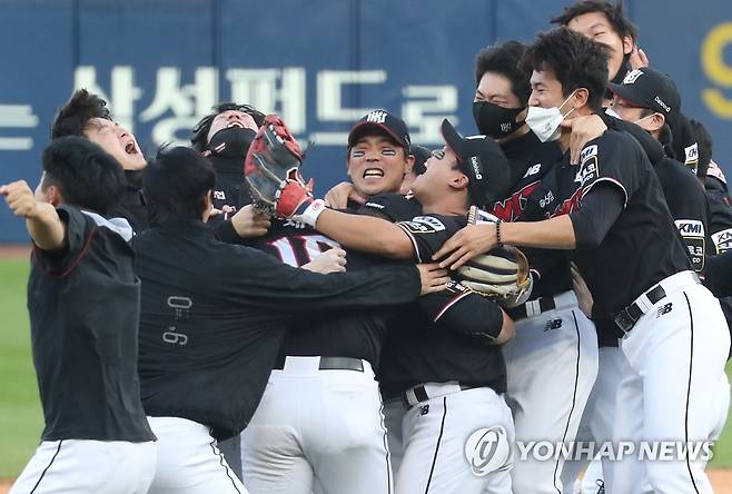 '이겼다' (대구=연합뉴스) 김현태 기자 = 31일 오후 대구 삼성라이온즈파크에서 열린 프로야구 2021 신한은행 쏠(SOL) KBO 정규시즌 1위 결정전 kt wiz와 삼성 라이온즈의 경기에서 kt가 1:0으로 승리하며 정규시즌 우승을 확정 짓고 나서 kt 선수들이 기뻐하고 있다. 2021.10.31 mtkht@yna.co.kr