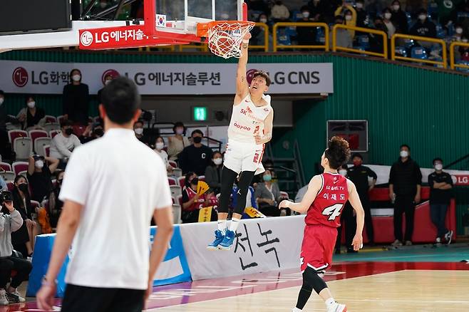 31일 LG와 경기에서 덩크슛을 터뜨리는 SK 최준용 [KBL 제공. 재판매 및 DB 금지]