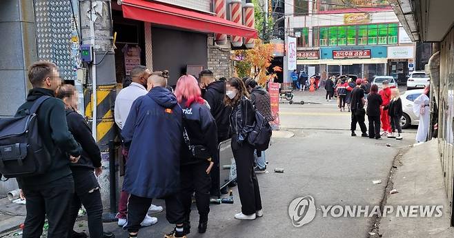 '일상회복' 앞두고 방역 비상 (서울=연합뉴스) 이진욱 기자 = 핼러윈데이인 31일 오전 서울 마포구 홍대 부근 한 클럽에서 내외국인들이 입장을 기다리고 있다. 일부는 마스크를 쓰지 않거나 내린 채 대화하고 있어 방역 긴장감이 느슨해진 모습이다. 한편 다음달 1일부터 6주간 '단계적 일상회복'(위드 코로나) 1단계 계획이 시작된다. 2021.10.31 cityboy@yna.co.kr