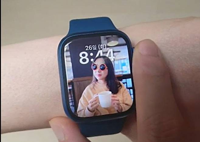 애플워치7에 새로 적용된 인물사진 노출. 오른쪽 다이얼로 사진 속 인물의 크기를 조절할 수 있다. (사진=김정유 기자)