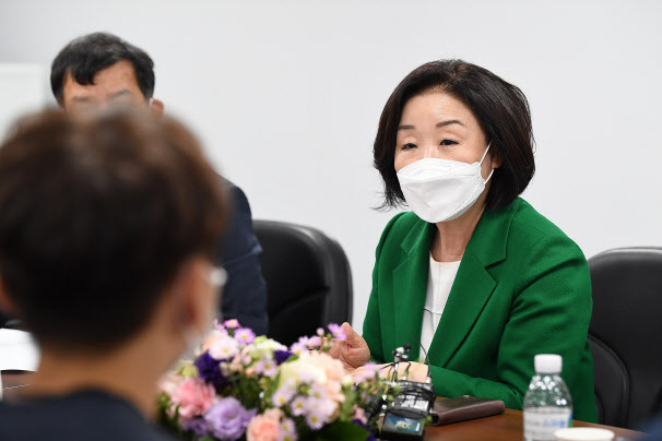 심상정 정의당 대선 후보가 주4일제 정책 공약행보 첫 번째 일정으로 1일 오후 서울 중구 IBK기업은행 본점 내 전국금융노조 기업은행지부 사무실을 방문, 노조원들과 주4일제 근무와 관련해 간담회를 하고 있다. (사진=국회사진기자단)