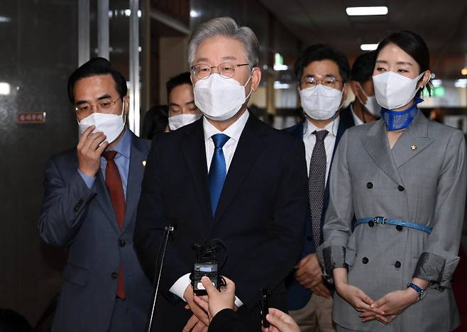 더불어민주당 이재명 대선 후보가 1일 오전 서울 여의도 국회에서 박병석 국회의장 예방을 마치고 취재진 질문에 답하고 있다. (사진= 국회사진기자단)