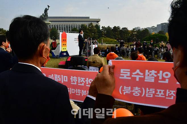 [이데일리 노진환 기자] 안철수 국민의당 대표가 1일 오전 국회 잔디광장에서 20대 대통령 선거 출마 선언을 하고 있다.