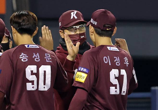 1일 잠실구장에서 열린 프로야구 2021 신한은행 SOL KBO 포스트시즌 와일드카드 결정전 키움히어로즈 대 두산베어스 경기. 키움 홍원기 감독이 이정후와 경기가 끝난 뒤 하이파이브하고 있다. 사진=연합뉴스