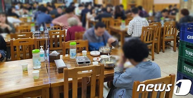 위드 코로나 전환 첫날인 1일 밤 대전의 한 대형 식당에 테이블이 가득 차 있다. © 뉴스1