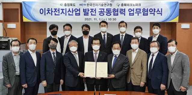 송재빈 충북테크노파크 원장, 이시종 충북도지사, 김영삼 KETI 원장(앞줄 왼쪽 네 번째부터)이 1일 업무협약을 체결한 후 참석자들과 기념 촬영을 하고 있다.