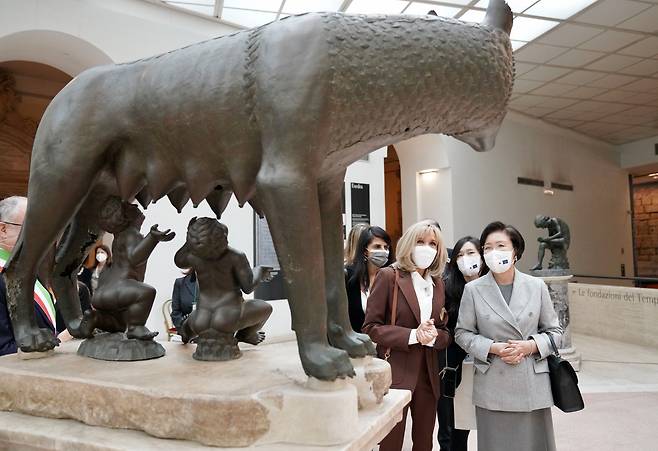 G20 정상회의 참석차 로마를 방문 중인 문재인 대통령 부인 김정숙 여사와 브리지트 마크롱 프랑스 대통령 부인이 31일 오전(현지 시각) 이탈리아 총리 부인 주최로 열린 조찬을 마친 뒤 로마 카피톨리네 박물관을 방문,고대 로마 조각상을 살펴보고 있다. 김 여사가 한지로 만든 핸드백을 들고 있다. /연합뉴스