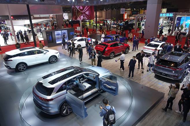 중국 전기차 회사 BYD의 차들이 4월 19~28일 열린 상하이 모터쇼에서 전시돼 있다. /상하이=김남희 특파원