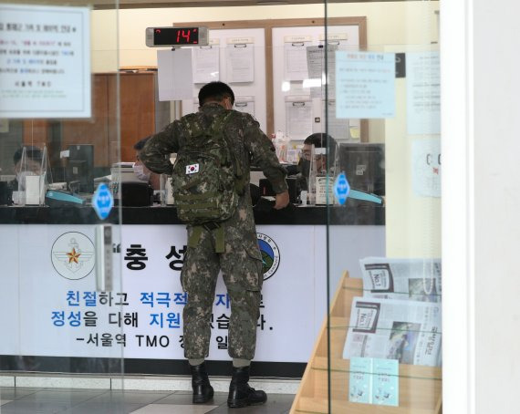 단계적 일상회복(위드 코로나)가 본격적으로 시행된 1일 오전 서울역에서 군 장병들이 여행장병라운지(TMO)를 이용하고 있다. 군 당국이 '위드 코로나' 시행에 맞춰 이날부터 1일부터 '군내 거리두기'를 단계적으로 완화한다. 국방부에 따르면 육·해·공군과 해병대 각급 부대는 그동안 중단했던 병사들의 '평일 외출'(월 2회)을 이날부터 전면 허용한다. 단, 장병들은 영내외 마스크 착용 등 코로나19 관련 개인 방역수칙은 계속 준수해야 한다. 면회객이 코로나19 백신 접종을 완료했거나 면회 전 코로나19 진단검사(PCR)에서 음성 확인을 받을 경우 백신을 접종받지 않은 장병도 면회가 가능해진다. 사진=뉴스1