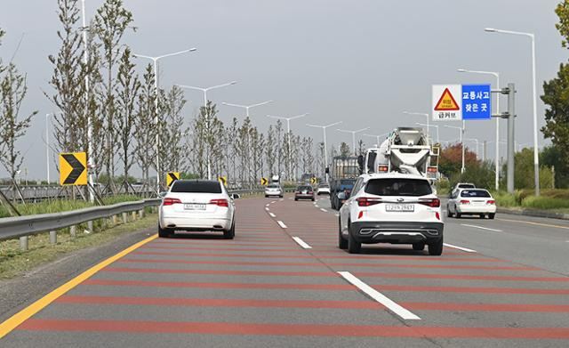 볼보의 플래그십 세단 S90 B6의 자유로 50Km 주행 연비를 측정했다.