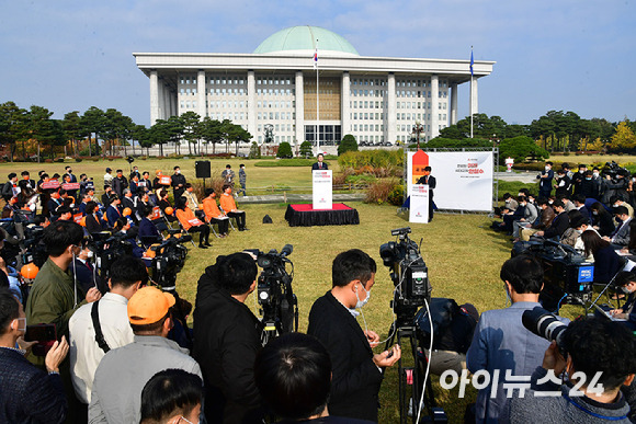 안철수 국민의당 대표가 1일 오전 국회 잔디광장에서 20대 대통령 선거 출마 선언을 하고 있다.