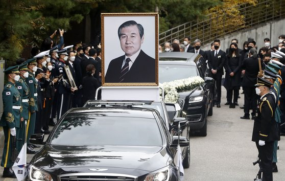 지난달 30일 오전 서울 종로구 서울대병원 장례식장에서 고(故) 노태우 전 대통령의 발인식이 엄수되는 모습. 뉴시스.