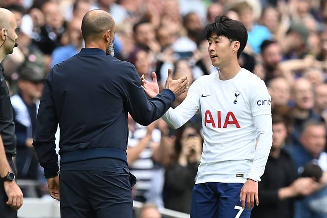 토트넘 누누 산투 감독과 손흥민. [AFP=연합뉴스]