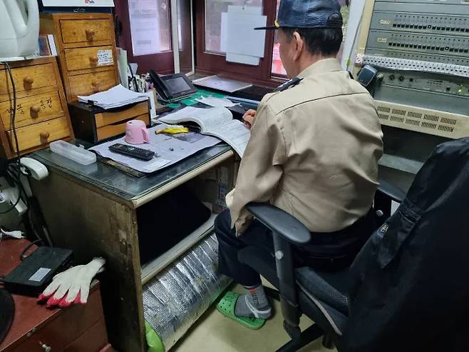 Inside a tiny security guard post in an apartment complex in Yongsan-gu, Seoul. Kang Han-deul