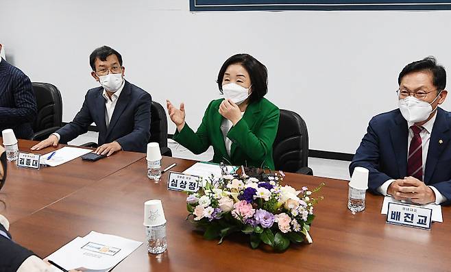 심상정 정의당 대선 후보(오른쪽 두번째)가 1일 서울 중구 IBK기업은행 본점 노조를 방문해 주 4일 근무제와 관련한 간담회를 하고 있다.  국회사진기자단