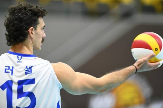 배구영어 용어 가운데 캠프파이어 디펜스는 여러 명의 수비수 사이로 서브 공이 떨어지는 것을 의미한다. 사진은 '대포알 서브'로 상대 수비 빈 공간을 찌르는 삼성화재 러셀의 서브 준비 모습. [한국배구연맹 제공]