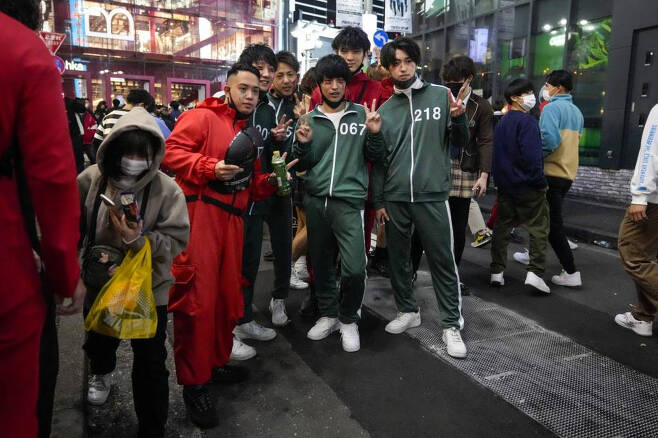 지난 10월31일(현지시간) 일본 도쿄의 핼러윈 인기 모임 장소인 시부야구에서 넷플릭스 오리지널 시리지 '오징어게임' 복장을 한 핼러윈 참가자들이 눈에 띄었다. /사진=뉴시스