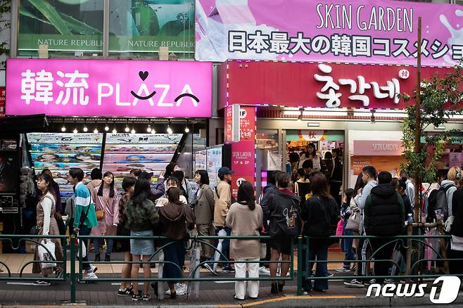 코로나19가 발생하기 전인 2019년 일본 도쿄 신주쿠 신오쿠보역 인근 한인타운이 일본 시민들과 관광객들로 붐비고 있다. /사진=뉴스1