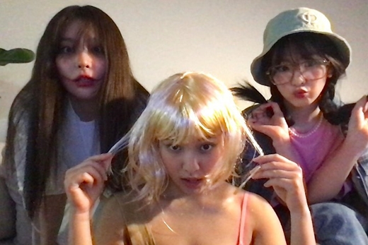 Halloween of the girl group Red Velvet members has been unveiled.Red Velvet Irene released a photo of Halloween on his instagram on the 31st with members Seulgi and Yeri.Yeri has blonde hair and Seulgi has a Halloween atmosphere with a scar dress, while Irene is attracted to her cute atmosphere with big glasses and hats.Red Velvet released his mini-six album Queendom (Queendom) in August.