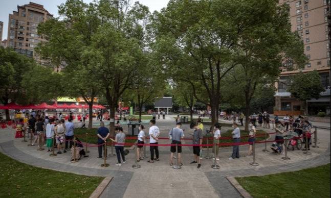 지난 8월 3일 중국 후베이성 우한에서 주민들이 신종 코로나바이러스 감염증(코로나19) 검사를 받기 위해 줄지어 서 있다. 우한=AP연합뉴스