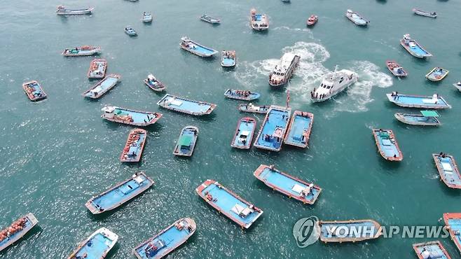 '사생결단' 마로해역 어업권 두고 어민간 해상 충돌 [연합뉴스 자료]