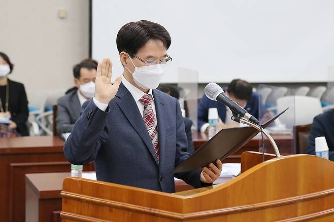 선서하는 김용학 부산도시공사 사장 후보자 [부산시의회 제공·재판매 및 DB 금지]