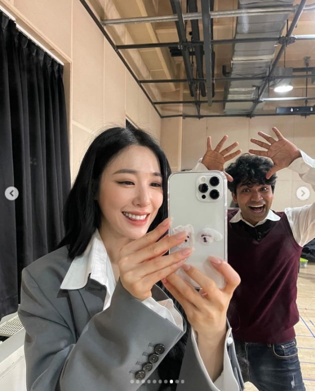 Tiffany Young of the group Girls Generation told her daily life with Anupam Tree Party, which starred as Ali in the Squid Game.Tiffany Young posted several photos on her Instagram on the 1st with emoticons celebrating Anupams birthday.Tiffany Young is posing with a bright smile with an anupam tree party holding a birthday cake at the shooting scene in the public photo.Meanwhile, Tiffany Young appeared as a master on Mnet Girls Planet 999: Girls Daejeon last month and met with fans.Photo: Tiffany SNS