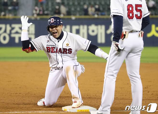 2일 오후 서울 송파구 잠실야구장에서 열린 프로야구 '2021 신한은행 SOL KBO 포스트시즌‘ 와일드카드 결정전 2차전 키움 히어로즈와 두산 베어스의 경기 4회말 2사 1,2루 상황 두산 페르난데스가 키움 한현희를 상대로 1티점 적시타를 치고 세리머니를 하고 있다. 2021.11.2/뉴스1 © News1 임세영 기자