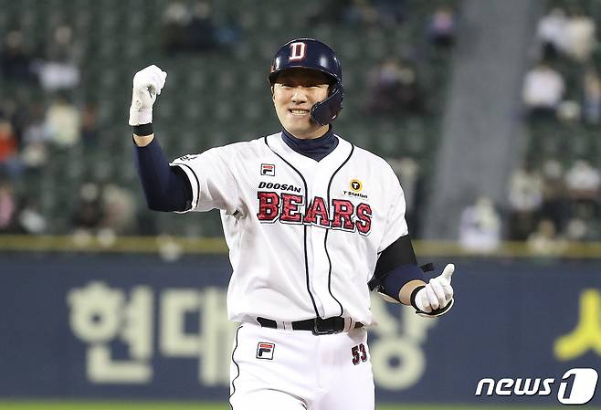 2일 오후 서울 송파구 잠실야구장에서 열린 프로야구 '2021 신한은행 SOL KBO 포스트시즌‘ 와일드카드 결정전 2차전 키움 히어로즈와 두산 베어스의 경기 4회말 2사 만루 상황 두산 양석환이 키움 한현희를 상대로 2티점 적시타를 치고 세리머니를 하고 있다. 2021.11.2/뉴스1 © News1 임세영 기자