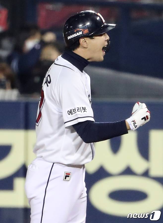 2일 오후 서울 송파구 잠실야구장에서 열린 프로야구 '2021 신한은행 SOL KBO 포스트시즌‘ 와일드카드 결정전 2차전 키움 히어로즈와 두산 베어스의 경기에서 4회말 2사 주자 1,2루 상황 두산 박건우가 1타점 적시타를 친 뒤 기뻐하고 있다. 2021.11.2/뉴스1 © News1 민경석 기자