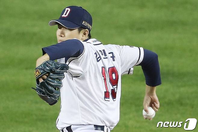 2일 오후 서울 송파구 잠실야구장에서 열린 프로야구 '2021 신한은행 SOL KBO 포스트시즌‘ 와일드카드 결정전 2차전 키움 히어로즈와 두산 베어스의 경기에서 1회초 두산 선발 김민규가 역투하고 있다. 2021.11.2/뉴스1 © News1 민경석 기자