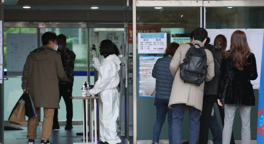 제32회 공인중개사 자격시험이 실시된 지난달 30일 서울 성산중학교에서 수험생들이 고사장으로 들어가고 있다. <연합뉴스>