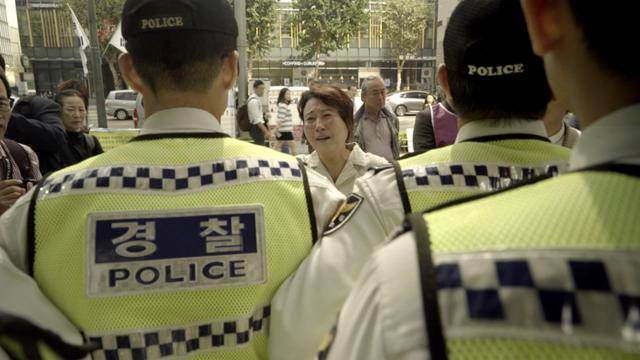 영화 '그림자꽃' 중 한 장면. 2015년 10월 서울 종로구 서울 유엔인권사무소를 방문하려는 김련희씨를 경찰이 막아서고 있다 엣나인필름 제공
