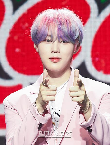 가수 하성운(HA SUNG WOON)이 7일 오후 다섯 번째 미니앨범 ‘Sneakers’ 발매 기념 쇼케이스을 온라인으로 진행했다. 하성운이 포토타임에서 포즈를 취하고 있다. 〈사진=스타크루이엔티 제공〉 김진경 기자 kim.jinkyung@jtbc.co.kr/2021.06.07/