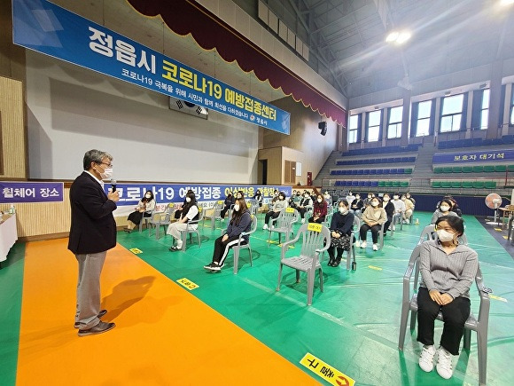 정읍시 예방접종센터가 운영 종료가 되어 의료진과 자원봉사자에게 유진섭 정읍시장(왼쪽)이 감사의 말을 전하고 있다. [사진=정읍시청]