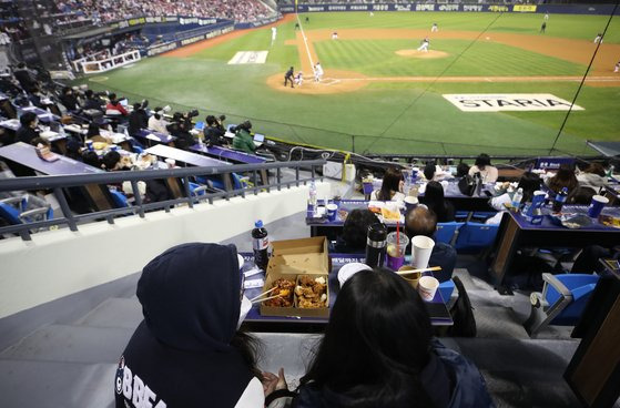 1일 오후 서울 송파구 잠실야구장에서 열린 프로야구 2021 신한은행 쏠(SOL) KBO 포스트시즌 와일드카드 결정전 키움 히어로즈와 두산 베어스의 경기.   두산 관중이 치맥 응원을 하고 있다.연합뉴스