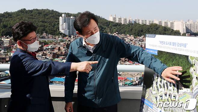 (오세훈 서울시장이 9월 14일 오후 서울 관악구 신림1재정비촉진구역을 방문해 현장을 살펴보고 있다.   /사진제공=뉴스1