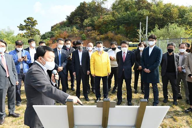 안승남 구리시장이 2일 서울북부고속도로(주) 대회의실에서 개최된 갈매구간 소음 저감방안에 대한 관계 기관 회의에서 국민권익위원회가 주재한 최종 조정안에 서명했다. / 사진제공=구리시