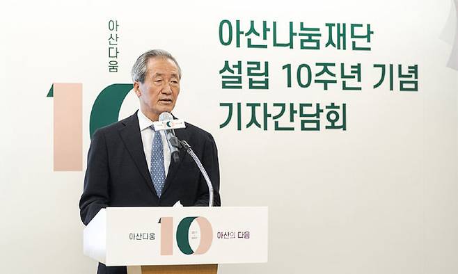 정몽준 아산나눔재단 명예이사장이 2일 서울 강남구 ‘마루 360’에서 열린 재단 설립 10주년 기념 기자간담회에서 환영사를 하고 있다. 아산나눔재단 제공