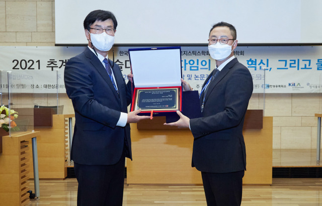 고창성(왼쪽) 한국 SCM학회 이사장과 김명규 쿠팡 물류정책 전무가 서울 중구 대한상공회의소에서 열린 ‘제20회 한국 SCM 산업대상 시상식’에서 기념 촬영을 하고 있다./사진 제공=쿠팡