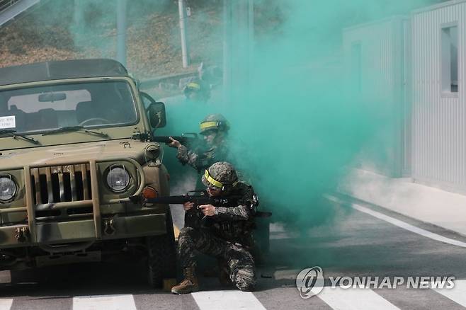 사진은 지난 2019년 3월 육군 56사단 금곡 과학화예비군훈련장에서 예비군들이 시가지 전투 훈련을 하는 모습. [연합뉴스 자료사진]