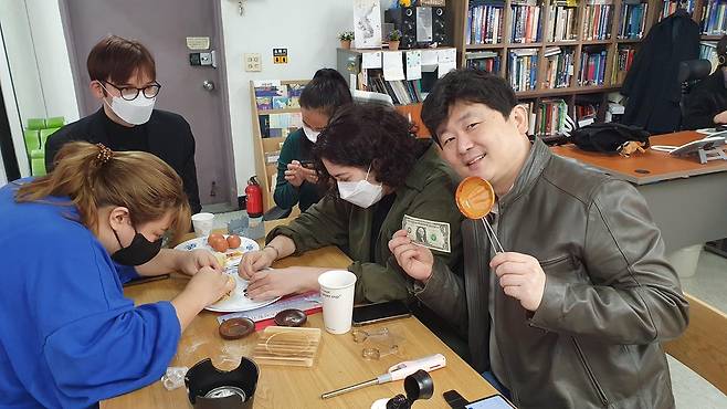 드라마 '오징어 게임'에 나오는 달고나 게임을 하는 반크 미국 대학생 인턴들 [반크 제공]