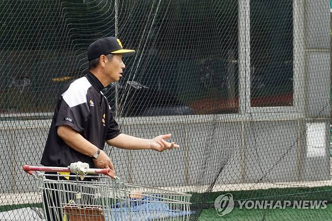 티 배팅을 돕는 김성근 코치 고문 [연합뉴스 자료사진]